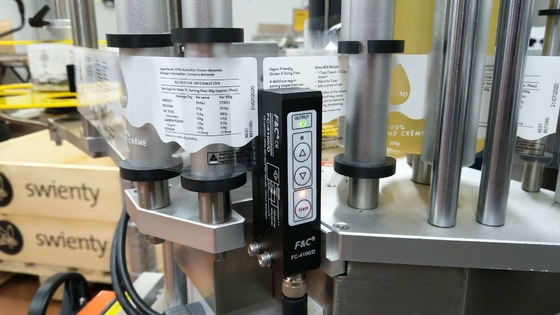 Przezroczysty detektor etykiet Czujnik pojemnościowy NPN PNP do etykiet samoprzylepnych 24VDC